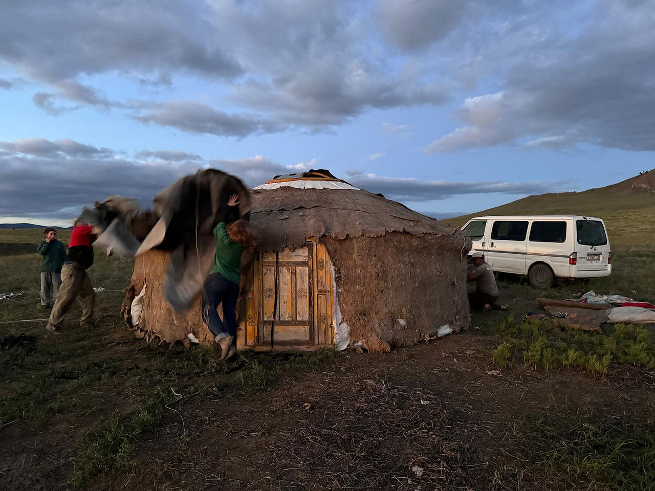Yurt building