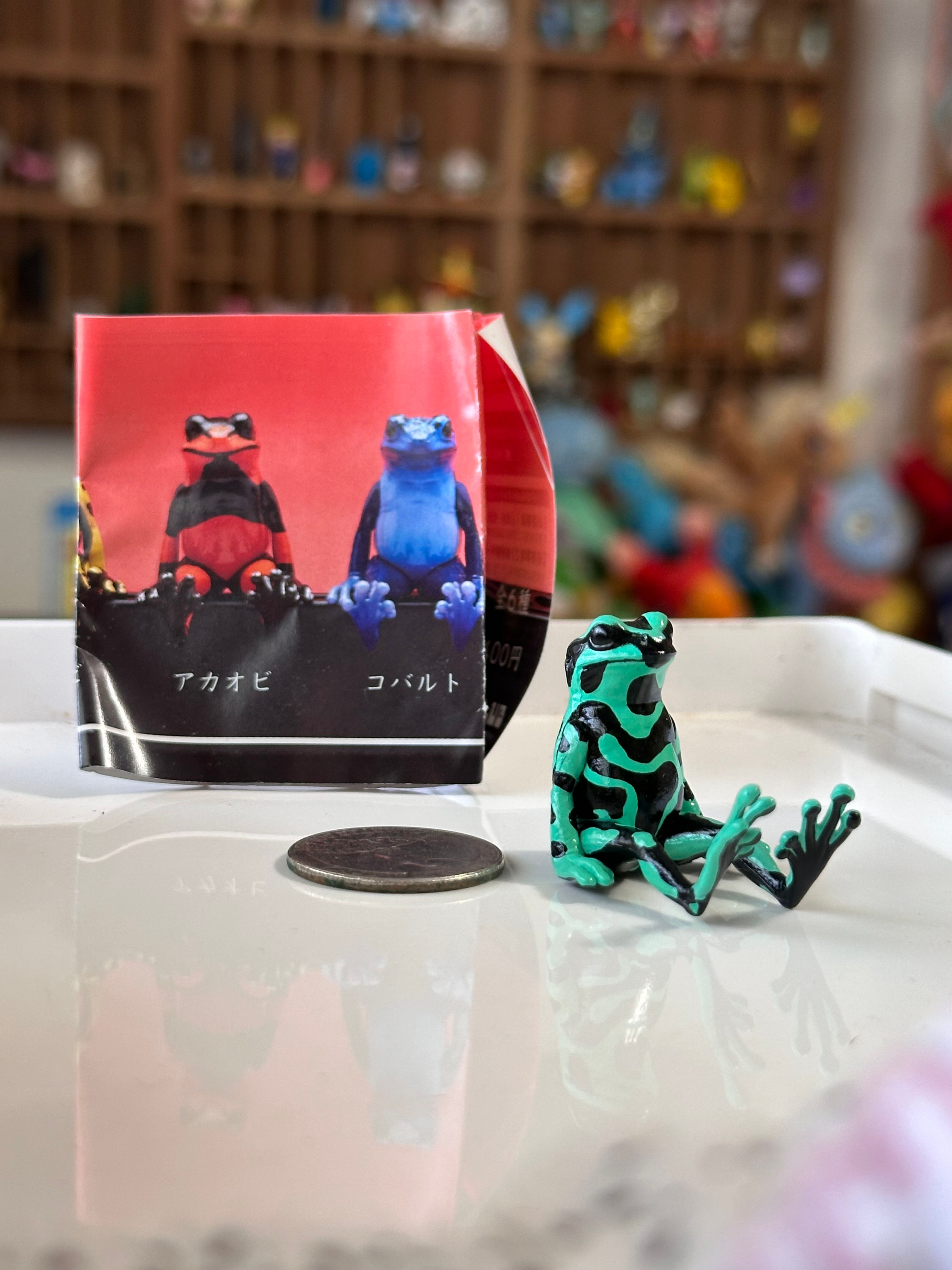 Dart Frog (Dendrobates Auratus) Sitting Gachapon - FROM JAPAN