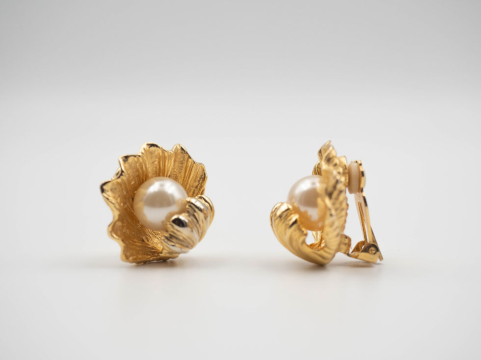 Thumbnail: Seashell shape vintage clip on earrings