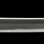 　日本刀には「古刀：ことう」「新刀：しんとう」「新々刀：しんしんとう」と製作年代によって
日本刀を区別する分類方法があります。

「新刀：しんとう」とは慶長初年(1596年)より江戸時代までに鍛造された刀を指し、それ以前の作を「古刀：ことう」と呼んで区別しています。

この分類方法は、江戸時代前期に刀剣の系統的分類が試みられ、その当時に鍛造された作品を新しい刀という意味で「新刀：しんとう」と呼称したと考えられています。現代でも、この伝統にのっとり、同様の文言を使用して、日本刀の分類がなされています。