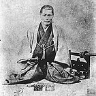 誰もが良く知っている長曽祢虎徹興里の作例からご紹介しましょう。その刀と脇差です。
虎徹は越前福井の甲冑師の出で、五十歳にして江戸に出てきて刀工に転じたと伝えられています。
鉄を鍛えることに関しては探究心が強かったのでしょう、均質な地鉄鍛えに明るい匂(におい:刃文を構成している霧のような部分)と綺麗に揃った沸(刃文を構成している粒状に見える部分)の複合になる刃文を焼き、
鎌倉時代から南北朝時代に活躍した正宗や郷の再来と評価されたのですが、美しい地鉄や刃文の再現に留まらず、試断により切れ味を高める技術をも研究し、後に最上大業物作者(山田朝右衛門などがまとめた切れ味評価の一つで最高ランク)に指定されていること、
また、新撰組の近藤勇が所持したと伝えられていることでも有名です。