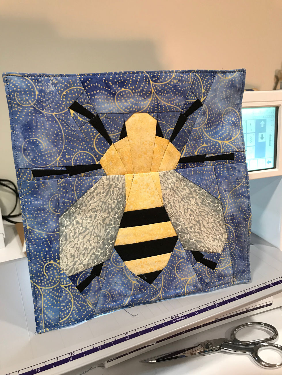 Mini Bee Quilt