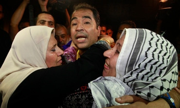 Reuters A newly released Palestinian prisoner is greeted by his mother in Gaza, August 14, 2013.