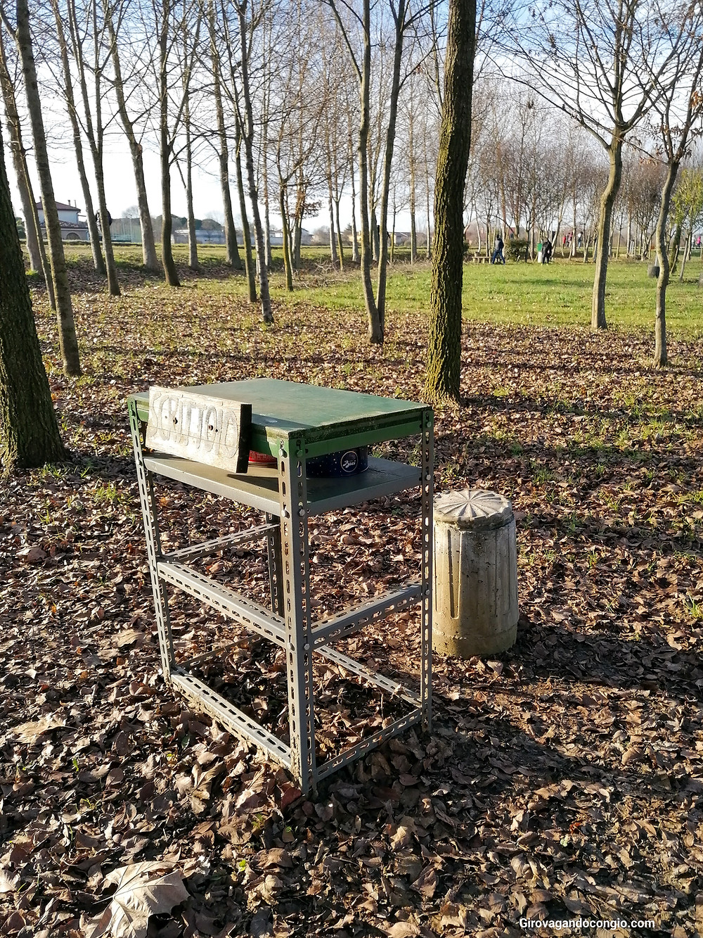 Lo scrittoio nel bosco con bigliettini e penne all'angolo del pensiero