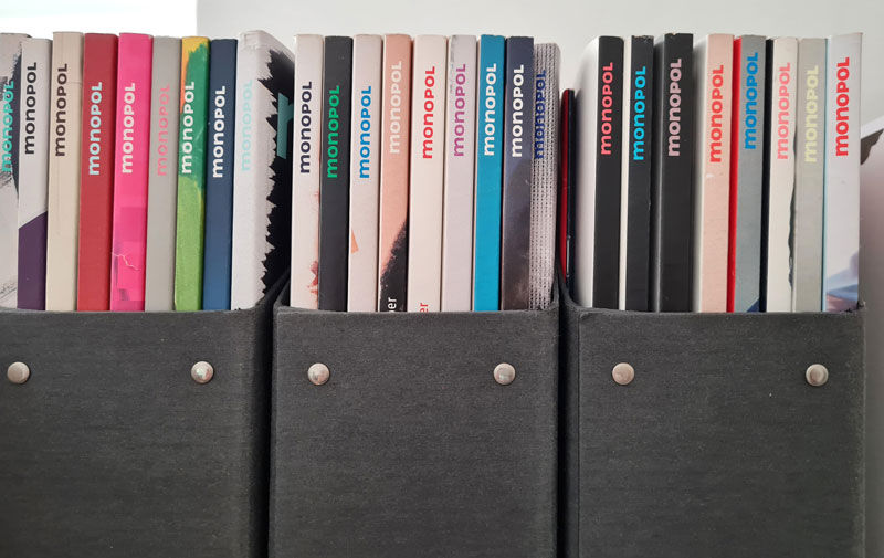 32 Ausgaben der Monatszeitschrift Monopol über Kunst