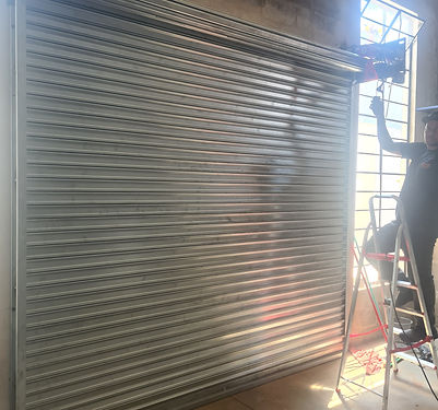Detalhe do motor de porta automática instalada em loja no centro de Cambé