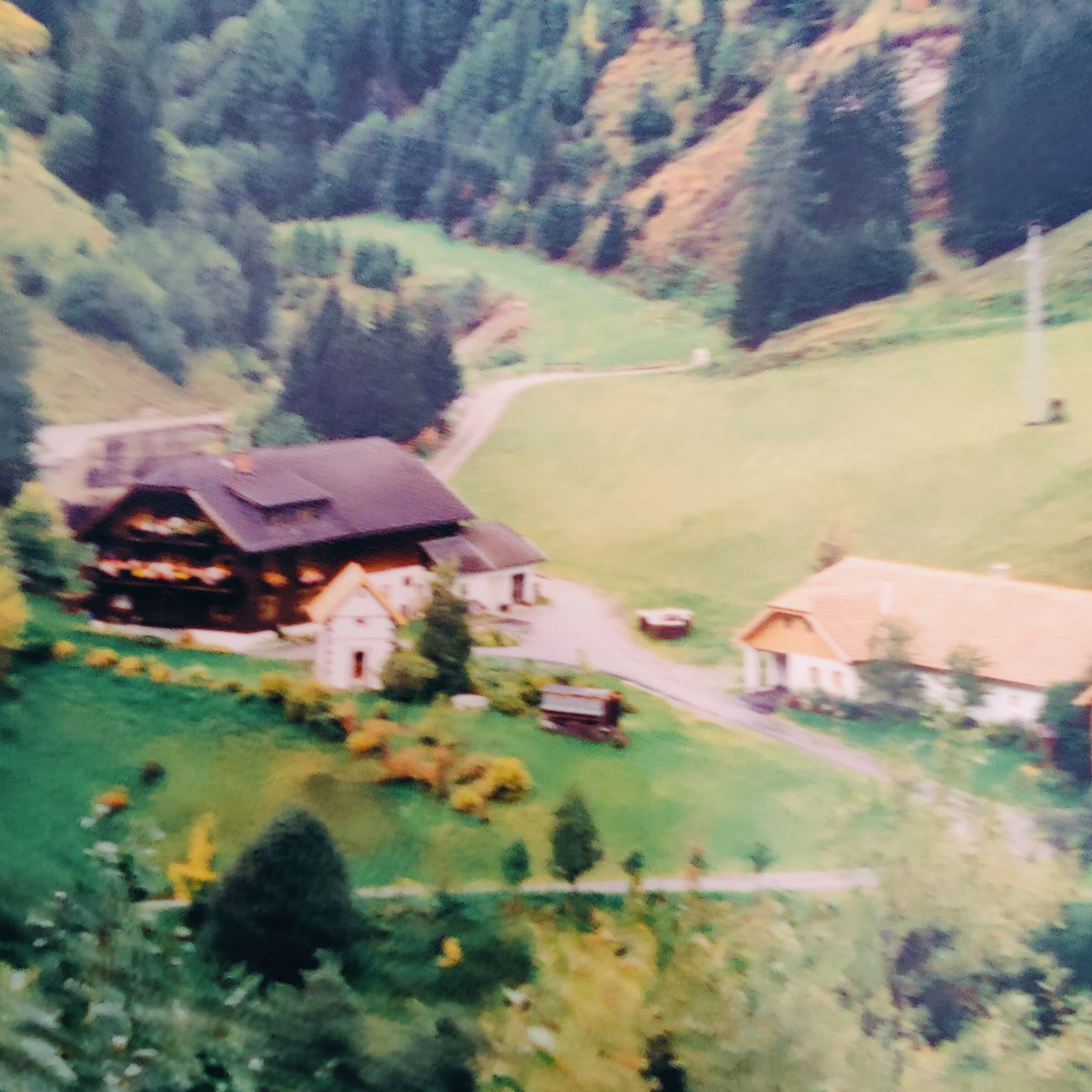Historische Aufnahme des Kösslerguts mit dem Bienenbus bis 1994