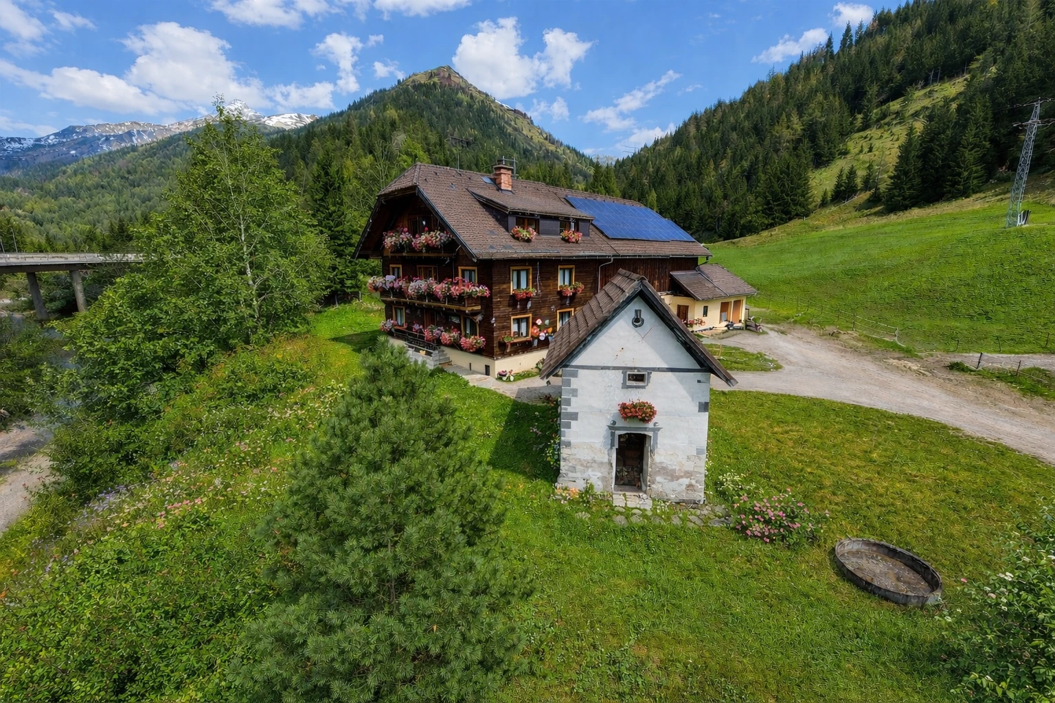 Waldhof Kösslergut mit Kapelle und Berglandschaft in Zederhaus