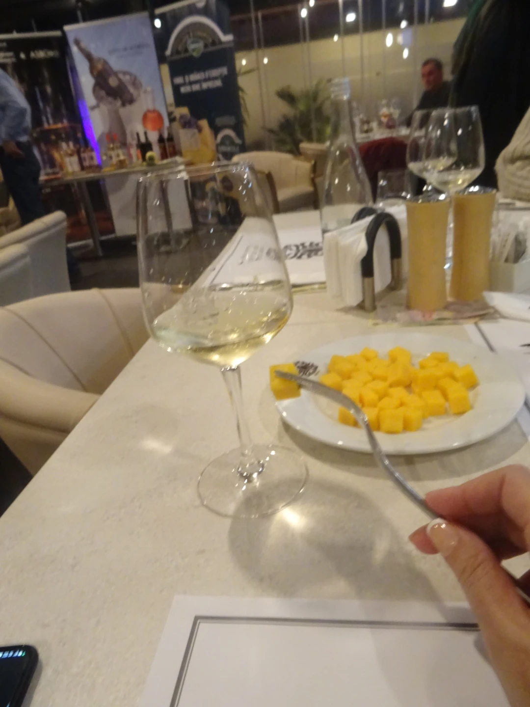 Domeniile Averești - Herb Tămâioasă Românească și Sauvignon Blanc demisec cu Cheddar DeSenvis Delaco