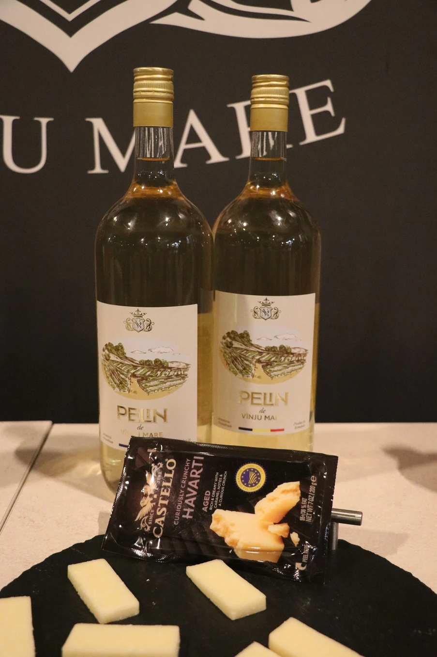 Vin pelin alb, demidulce din cramele Vînju Mare asociat cu Havarti Castello @Foto credit: Flori Manda