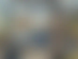 Un homme paniqué devant une TV cassée dans une scène de crime. Romuald (TVAMOUR), en détective, lui présente une attestation d'irréparabilité, symbolisant les erreurs à éviter après une chute de TV.
