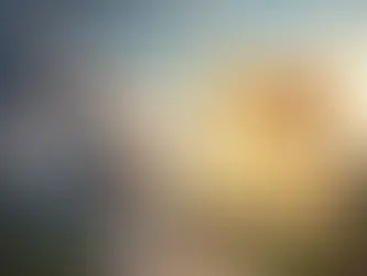 Une TV mignonne et endormie, l'écran fissuré, se tient à côté d'une pancarte 'TV cassée par un tiers' et d'un parchemin lumineux 'Attestation d'irréparabilité TVAMOUR', symbolisant la sérénité après un sinistre géré par l'attestation.