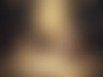 Une petite TV triste et cassée est assise sur un puzzle incomplet. Une pièce de puzzle lumineuse, étiquetée 'Attestation d'irréparabilité TVAMOUR', descend du ciel, symbolisant la pièce manquante pour résoudre le problème d'assurance.