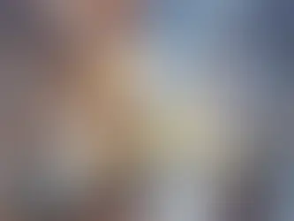Une image comparant un cuisinier peu scrupuleux servant un hamburger 'attestation gratuite' à une TV en colère, et un chef (Romuald) servant un plat raffiné avec une attestation d'irréparabilité TVAMOUR à une TV souriante, illustrant la qualité de l'expertise TVAMOUR.