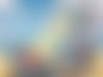 Une TV cassée sur un transat de plage active un bouton 'Expertise TVAMOUR', d'où une lumière relie un cadre montrant un expert avec un verdict 'Irréparable' en PDF, symbolisant le contrôle à distance du sinistre TV.