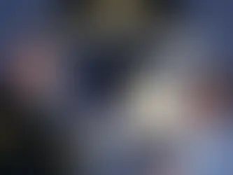 Un bouncer (assurance) bloque une TV cassée à l'entrée du 'Club Remboursement'. Romuald présente une attestation d'irréparabilité TVAMOUR, symbolisant le laissez-passer essentiel pour le remboursement de la TV.