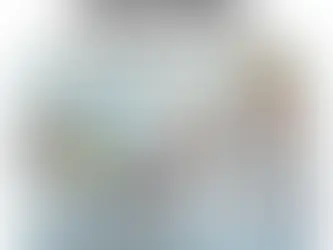 Dans un hôpital, la Garantie Constructeur refuse une TV cassée. L'Assurance Habitation la prend en charge. Romuald (TVAMOUR) sourit, tenant une attestation d'irréparabilité, symbolisant le transfert de responsabilité pour une TV défectueuse.
