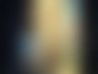 Une TV triste et cassée est assise dans une pièce sombre. Une clé dorée, étiquetée 'Attestation d'irréparabilité TVAMOUR', descend du ciel, ouvrant une porte sur un paysage magnifique et ensoleillé, symbolisant la solution.