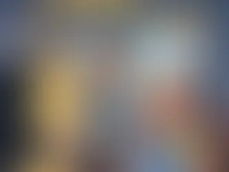 Un homme effrayé tient une attestation d'irréparabilité TVAMOUR alors qu'un autre nettoie une TV avec un lance-flammes, symbolisant les dangers d'un mauvais nettoyage de TV.