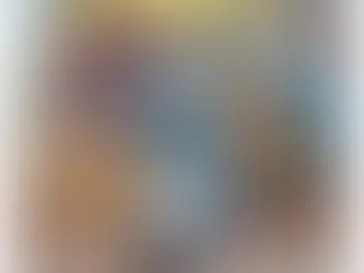 Romuald (TVAMOUR) en détective examine une TV cassée au sol sortie de son carton, entourée d'une scène de crime, symbolisant l'enquête sur un écran TV cassé au déballage.