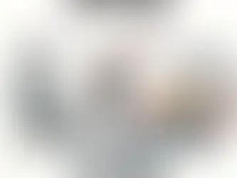 Illustration d'un match de tir à la corde entre l'obsolescence et la durabilité d'une TV cassée, arbitré par Romuald de TVAMOUR brandissant une attestation d'irréparabilité.