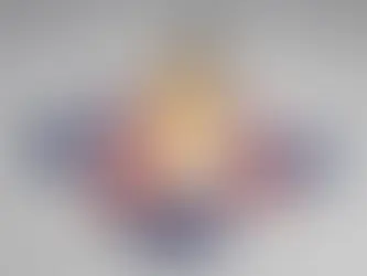 Un personnage avec une tête de télévision sourit en insérant un parchemin lumineux 'Attestation TVAMOUR' dans un puzzle inachevé, dont les pièces portent des icônes d'assurance et de maison, symbolisant la simplification d'un sinistre complexe.