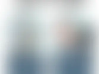 Un squelette à un bureau pour le 'Courrier' symbolise la lenteur, tandis que Romuald (TVAMOUR) sourit derrière un ordinateur pour le service 'En Ligne', avec un dossier traité et une attestation d'irréparabilité TVAMOUR, symbolisant la rapidité de la déclaration de sinistre TV.