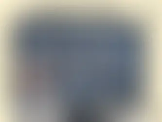 Romuald (TVAMOUR) en docteur devant une TV affichant une radiographie de ses composants internes endommagés, tenant une attestation d'irréparabilité, symbolisant le diagnostic des dommages invisibles dus à une surtension.
