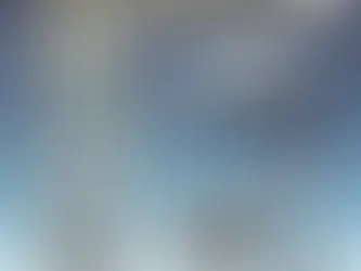 Un homme (Romuald) tient un grand parapluie 'Attestation d'irréparabilité TVAMOUR' protégeant une TV souriante. Une autre TV, triste et abîmée, est sous un parapluie troué, symbolisant la différence entre une bonne et une mauvaise couverture d'assurance TV.