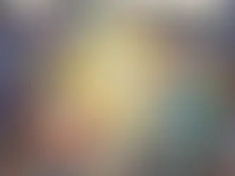Dans un salon en désordre, une TV cassée et un enfant inquiet regardent Romuald (TVAMOUR) présenter une attestation d'irréparabilité, symbolisant la solution pour une TV cassée par une bêtise.