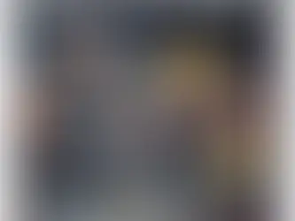 Un videur (assurance) bloque l'accès au 'Club Remboursement' à un homme avec une TV cassée. Romuald (TVAMOUR) présente deux 'tickets' : une garantie casse accidentelle et une attestation d'irréparabilité, symbolisant l'accès au remboursement pour un bris de glace TV.