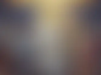 Un policier (Darty) prend des notes près d'une TV cassée souriante, tandis qu'un agent du FBI (Romuald de TVAMOUR) présente fièrement une attestation d'irréparabilité TVAMOUR, symbolisant la preuve universelle pour l'assurance.