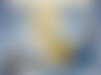 Un super-héros en forme de carte bancaire soulève une attestation d'irréparabilité TVAMOUR devant une TV cassée. Romuald sourit en arrière-plan, symbolisant la couverture inattendue de la carte bancaire pour une TV endommagée.