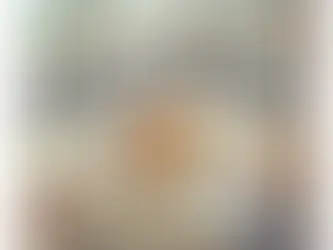Des enfants frappent des TVs LED et QLED comme des piñatas, et une TV explose, montrant la fragilité des écrans. Romuald (TVAMOUR) sourit en tenant une attestation d'irréparabilité, symbolisant la fragilité des TV.