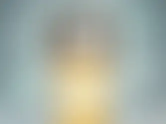 Un personnage souriant avec une tête de télévision tient un document officiel encadré 'Attestation TVAMOUR' avec un sceau, sur un fond de dossiers et de graphiques, symbolisant la crédibilité de l'attestation pour l'assurance.