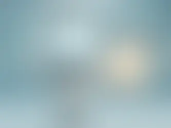 Un personnage avec une tête de télévision clignante tient un document 'Attestation d'irréparabilité TVAMOUR' sur une tablette lumineuse, sur un fond de circuits numériques, symbolisant l'expertise en ligne.