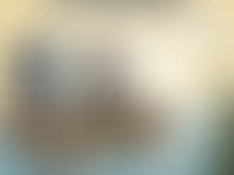 Un pêcheur utilise une attestation d'irréparabilité TVAMOUR à 45€ comme appât pour pêcher un poisson 'indemnisation', avec une TV cassée souriante dans le bateau, symbolisant le coût et le remboursement du certificat.