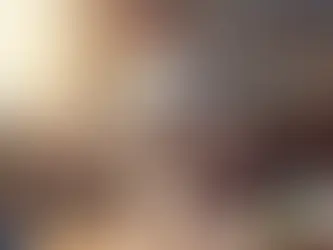 Un personnage avec une tête de TV pleure dans une chambre d'enfant en désordre, tandis qu'une petite voiture rouge s'apprête à atterrir sur sa tête, symbolisant les dommages accidentels causés par un enfant.