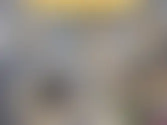Un homme en uniforme TVAMOUR observe un orage menaçant, tandis qu'une TV est protégée dans un abri anti-foudre. Il tient une attestation d'irréparabilité TVAMOUR, symbolisant la protection de la TV contre la foudre.