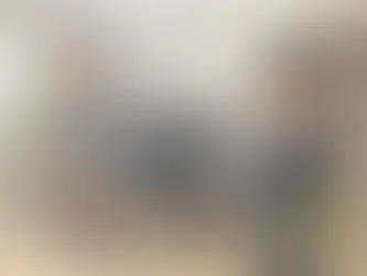 Romuald (TVAMOUR) en uniforme de policier surveille une TV enfermée dans une cage anti-enfant, avec un enfant qui la regarde. Il tient une attestation d'irréparabilité, symbolisant la protection de la TV contre les enfants.