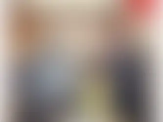 Romuald (TVAMOUR) présente une attestation d'irréparabilité à une TV qui passe un examen stressant d'assurance, entourée d'élèves en bonnets d'âne, symbolisant l'aide pour éviter les erreurs dans les démarches d'assurance TV.