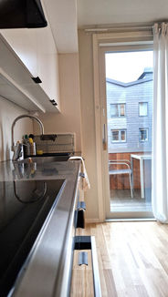 Luftigt kök efter rensning och styling ger en harmonisk känsla