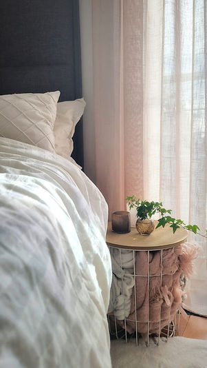 Efter: organiserat sovrum med lugnare inredning och harmonisk intryck