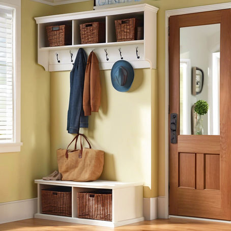 Ljus välkomnade och organiserad hall.