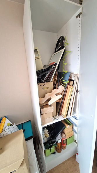 Förebild innan organisering av garderob.