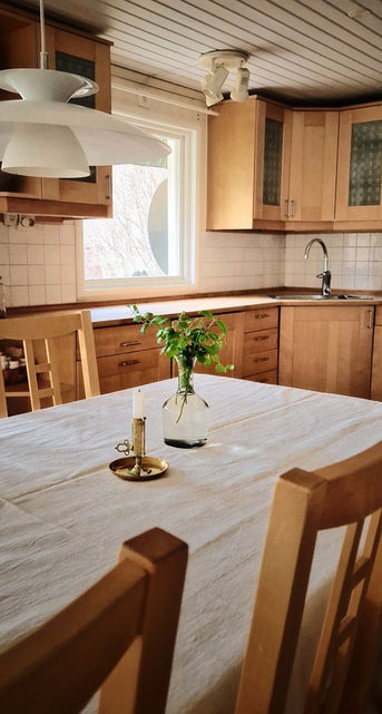 luftigt och ljust kök efter styling och ordningnshjälp i hemmet