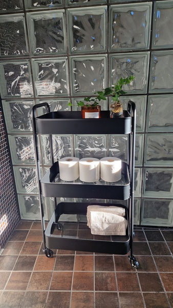 öppen förvaring i badrum för enkel överblick