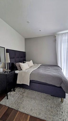 harmoniskt inrett sovrum i lugna färger