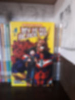 Mangá My Hero Academia Vol. 1 exposto em estante de coleção, ao lado de outros volumes e mangás organizados.