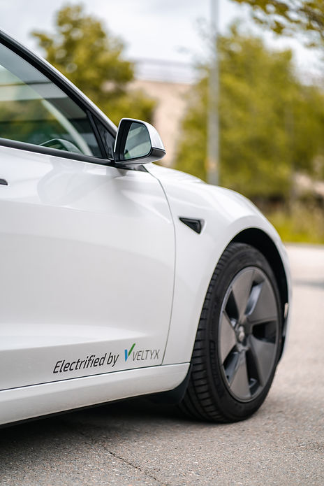 Tesla Miet-Fahrzeug Seitenansicht